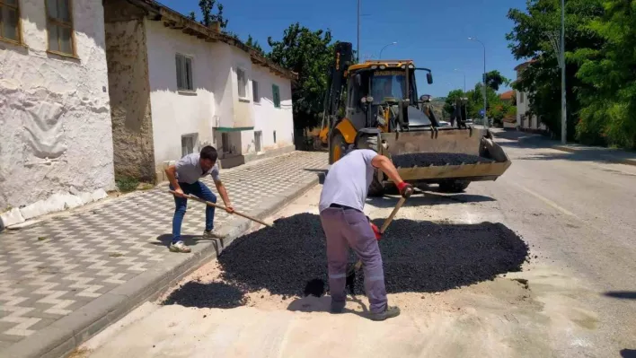 Belediye ekipleri yol bakım onarım çalışmalarını sürdürüyor
