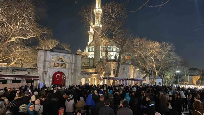 Berat Kandili'nde vatandaş Eyüp Sultan Camii'ne akın etti