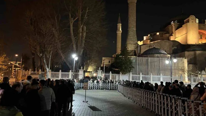 Berat Kandili'nde vatandaşlar Ayasofya'ya akın etti