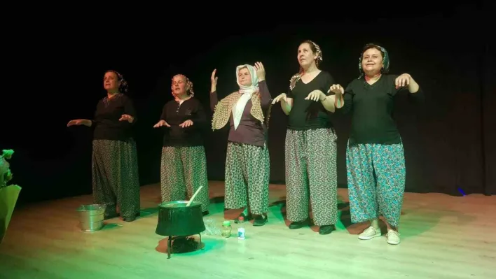 Bergamalı köylü kadınlardan tiyatro gösterisi