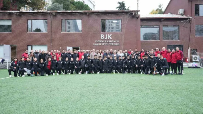Beşiktaş Başkanı Ahmet Nur Çebi'den sporculara veda ziyareti