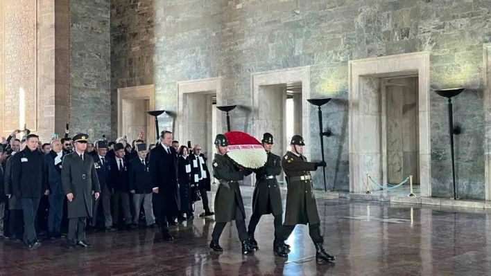 Beşiktaş Başkanı Arat ve beraberindeki heyet, Anıtkabir'i ziyaret etti.