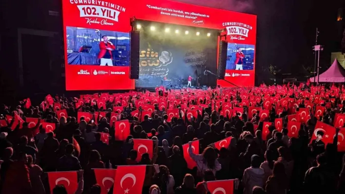 Beşiktaş'ta Cumhuriyet Bayramı kortej yürüyüşü ve konserle kutlandı