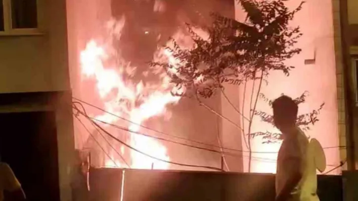 Beşiktaş'ta film gibi olay: Bina yanarken mahalleli tekme yumruk birbirine girdi