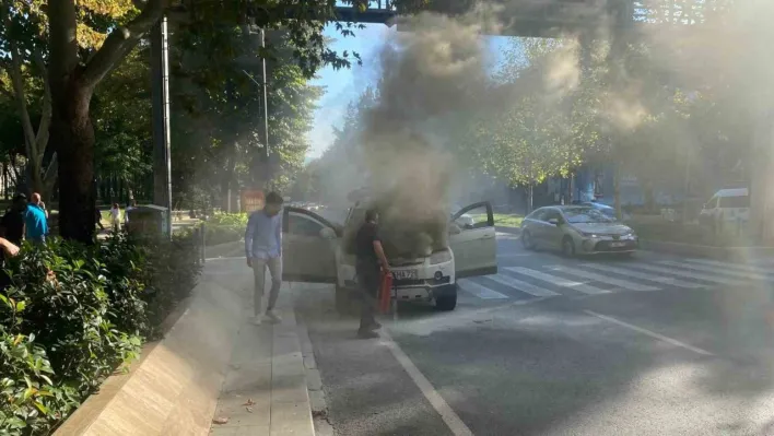 Beşiktaş'ta otomobil alev aldı, anne ve çocuğu son anda kurtuldu