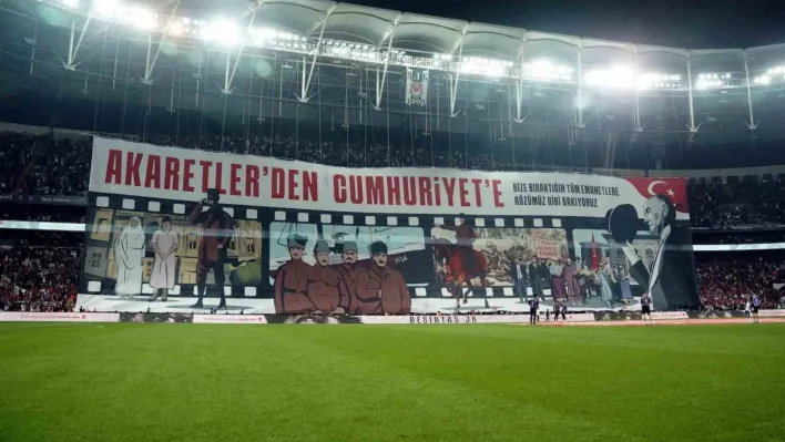 Beşiktaş tribünlerinden, Cumhuriyet'in 100. yılına özel koreografi