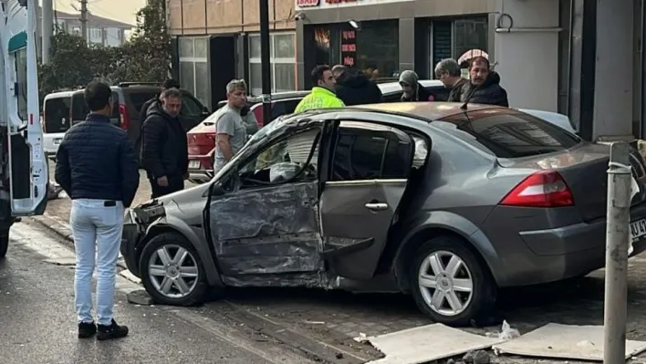 Beton direğe çarpan otomobil sürücüsü yaralandı