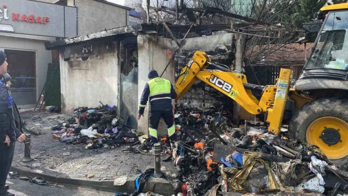 Beykoz'da ayakkabı mağazası alev alev yandı