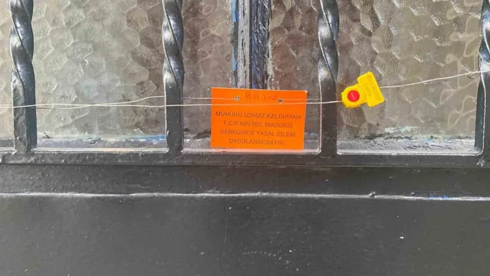 Beykoz'da duvarları ve zemini çatlayan 2 bina mühürlenerek tahliye edildi