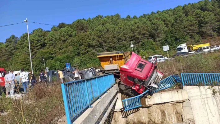 Beykoz'da hafriyat kamyonu ile otomobil çarpıştı