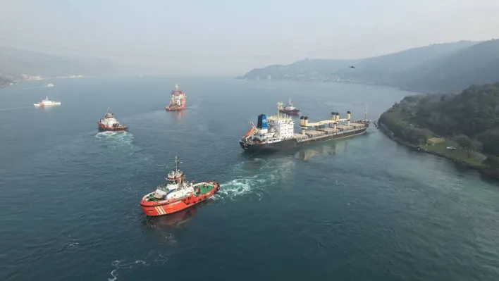 Beykoz'da karaya oturan gemiyi çekme işlemlerine başlandı