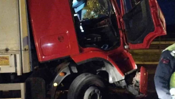 Beykoz'da kontrolden çıkan tır bariyere ve başka bir tıra çarptı: 1 yaralı