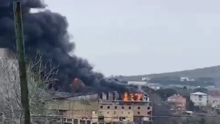 Beykoz Örnekköy'de 2 katlı bir fabrikada yangın çıktı. Olay yerine sevk edilen itfaiye ekiplerinin alevlere müdahalesi sürüyor.