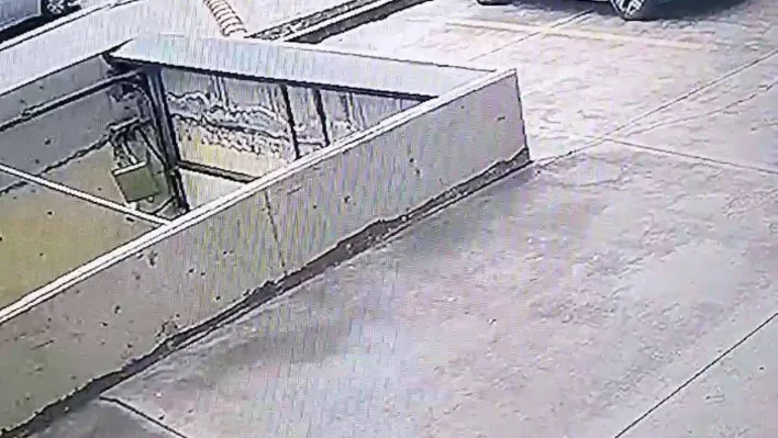 Beylikdüzü Ambarlı Liman Yolu'nda 3 kişinin hayatını kaybettiği kaza güvenlik kamerasına yansıdı. Görüntülerde hızla gelerek ve kontrolden çıkan otomobil, tırın altına girerek bariyerlere çarpıyor.