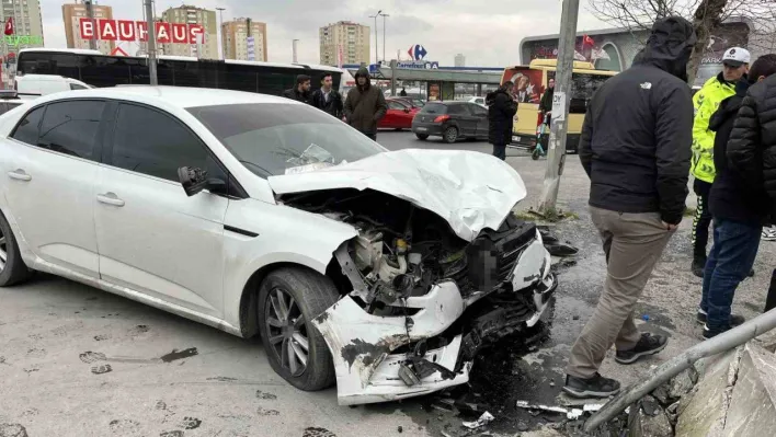 Beylikdüzü E-5 yan yolda feci kaza: 1'i ağır 3 yaralı