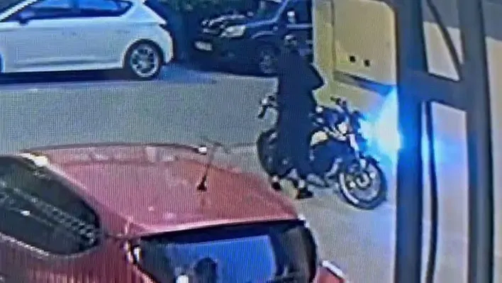 Beylikdüzü'nde 27 yaşındaki gencin katil zanlısı kapı önünde böyle beklemiş