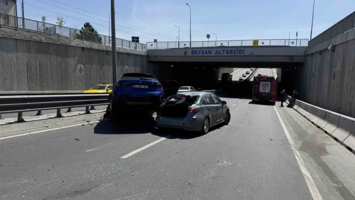 Beylikdüzü'nde 6 araçlı zincirleme kaza: 3 yaralı