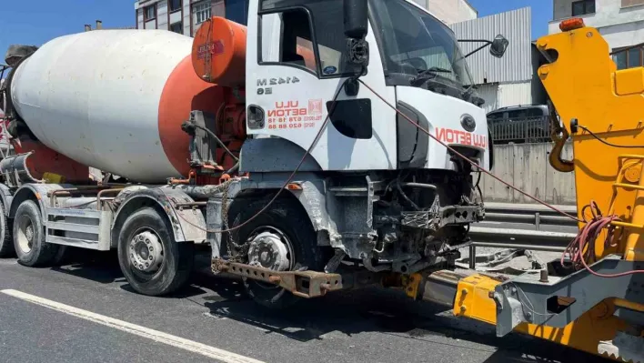 Beylikdüzü'nde beton mikseri sürücüsü bariyerlere çarptı