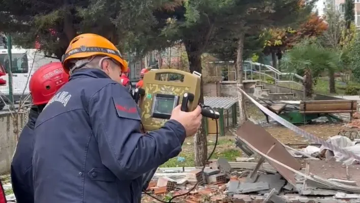 Beylikdüzü'nde binadaki patlama sonrası yeraltı görüntüleme cihazı ile arama yapılıyor