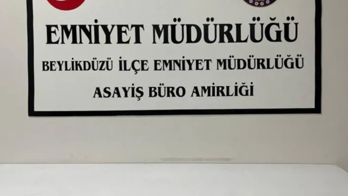 Beylikdüzü'nde bir grup gencin havaya ateş açtığı anlar kamerada