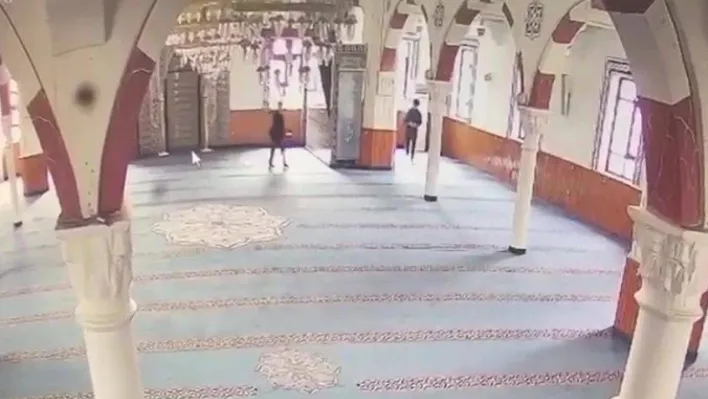 Beylikdüzü'nde camiden mikrofon çalan hırsızlar kamerada