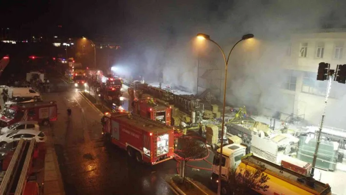 Beylikdüzü'nde depo yangını 9 saattir devam ediyor