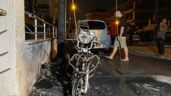 Beylikdüzü'nde doğal gaz kutusu alev alev yandı, 1 motosiklet küle döndü