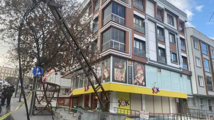 Beylikdüzü'nde elektrik kablolarına takılan TIR, 3 direği yamulttu