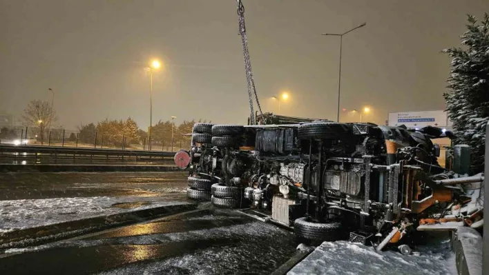 Beylikdüzü'nde kar küreme aracı devrildi: 1 yaralı
