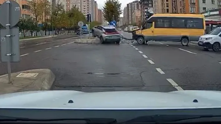 Beylikdüzü'nde kırmızı ışıkta geçen sürücü kazaya neden oldu: O anlar kamerada