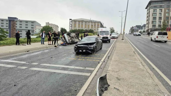 Beylikdüzü'nde kontrolden çıkan araç ters şeride daldı: 1'i ağır 4 yaralı
