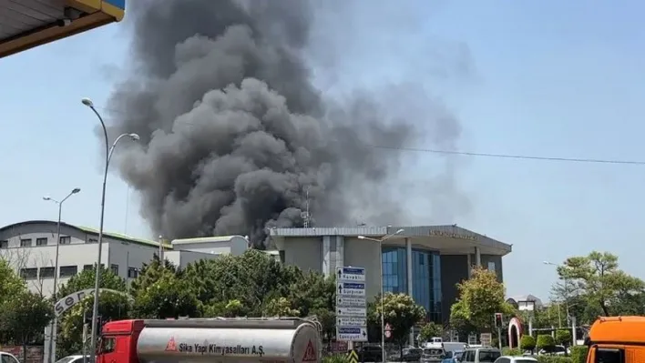 Beylikdüzü'nde korkutan fabrikaya yangını