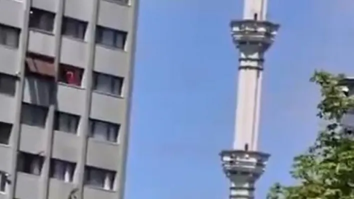 Beylikdüzü'nde minarenin sallanma anı cep telefonu kamerasında