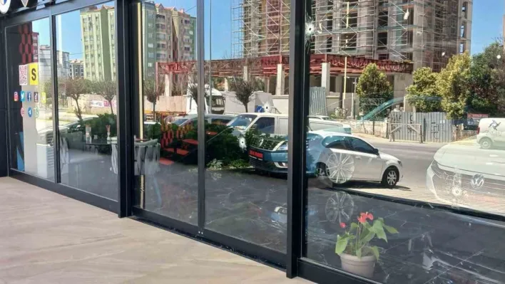 Beylikdüzü'nde önce tehdit ettiler ardından 2 kez galeriyi kurşunladılar