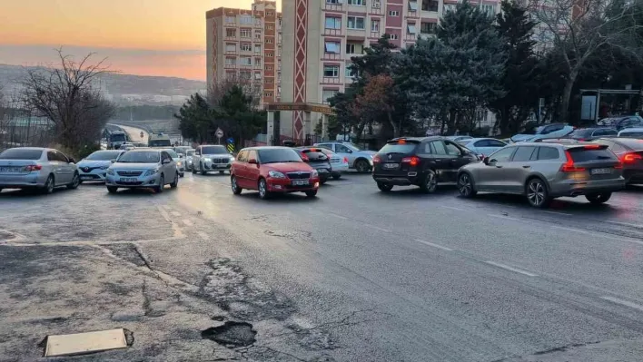 Beylikdüzü'nde yola yağ döküldü, sürücüler zor anlar yaşadı