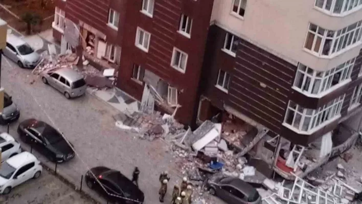 Beylikdüzü Osmanlı Caddesi üzerinde bulunan 14 katlı binada doğalgaz patlaması meydana geldi. Patlama sonrası bölgeye çok sayıda ekip sevk edildi.