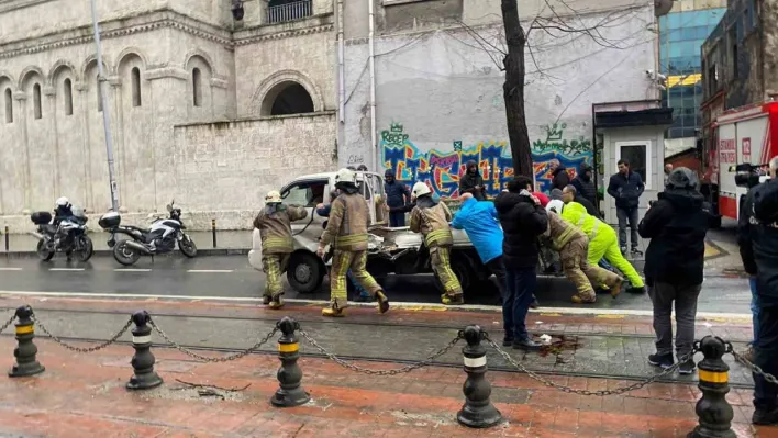 Beyoğlu'da tramvay ile kamyonet çarpıştı: 1 yaralı