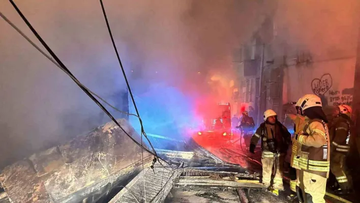 Beyoğlu'nda 3 katlı ahşap bina alevlere teslim oldu