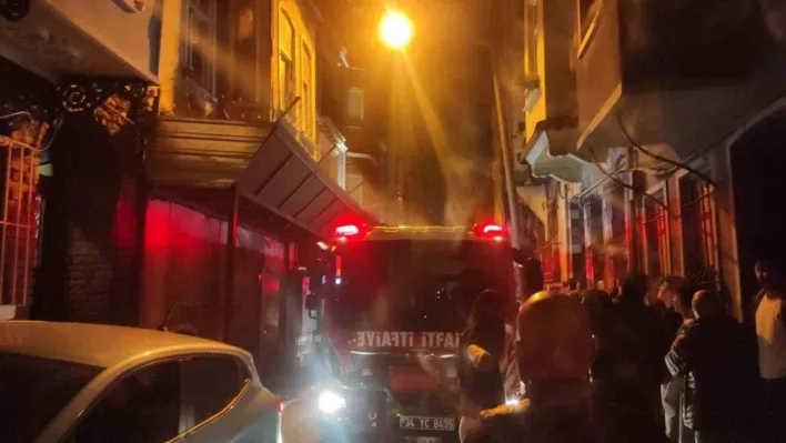 Beyoğlu'nda 4 katlı bina alev alev yandı