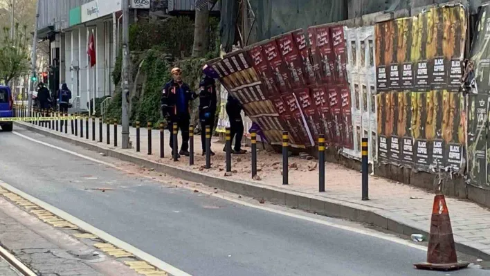 Beyoğlu'nda 5 katlı metruk binada kısmi çökme: Tramvay seferleri durduruldu