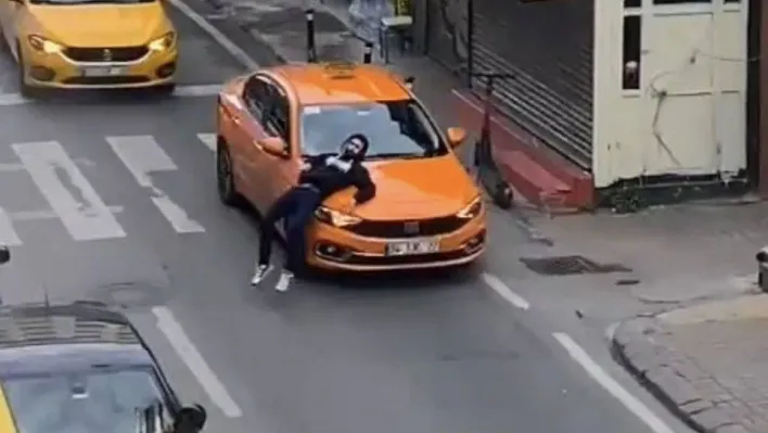 Beyoğlu'nda araçların önünü kesti, taksinin kaputunun üzerine yattı
