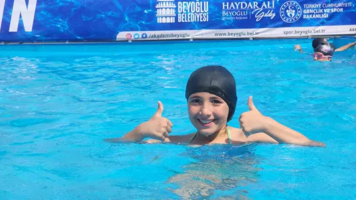 Beyoğlu'nda çocuklar portatif yüzme havuzlarında yazın tadını çıkarıyor
