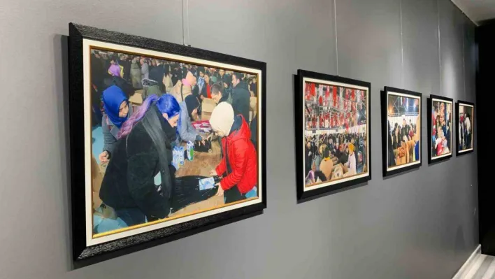Beyoğlu'nda depremin 1. yıl dönümünde 'Yalnız Değilsin' fotoğraf sergisi açıldı