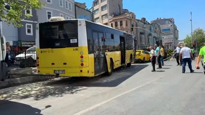 Beyoğlu'nda freni patlayan İETT otobüsü zincirleme kazaya neden oldu: 4 yaralı