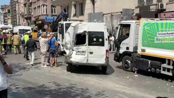 Beyoğlu'nda İETT otobüsünün karıştığı zincirleme kaza kamerada