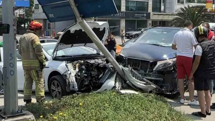 Beyoğlu'nda kaza yapan iki araç yön levhasına çarptı: 1 yaralı