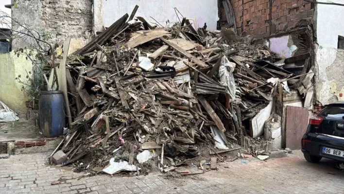 Beyoğlu'nda kısmi çökme yaşanan ahşap bina tamamen yıkıldı