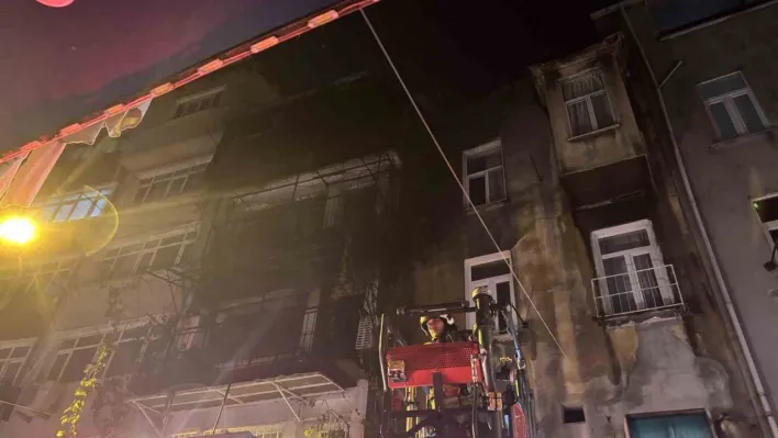 Beyoğlu'nda kız istemede patlatılan havai fişekler evi yaktı: 8 kişi dumandan etkilendi