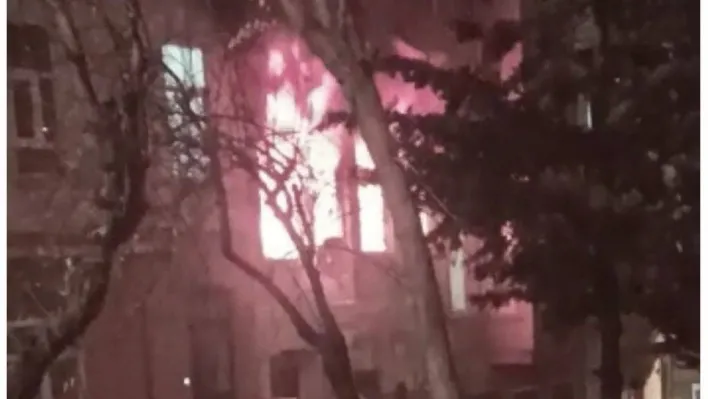 Beyoğlu'nda korkutan yangın: Mahsur kalan 2 kişiyi itfaiye ekipleri kurtardı