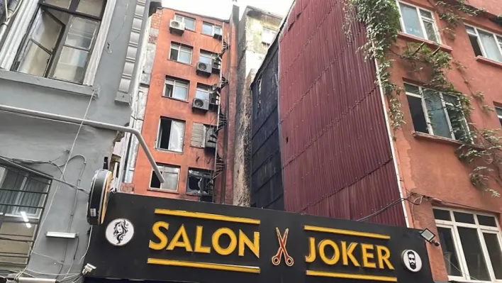 Beyoğlu'nda otelin dış cephesi alev alev yandı